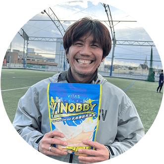  柏木陽介選手がVINOBBYを持っている写真