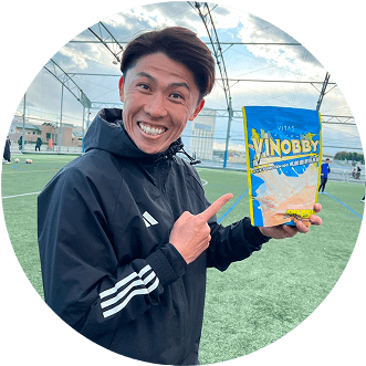 周東佑京選手がVINOBBYを持っている写真