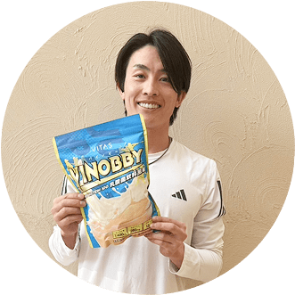 周東佑京選手がVINOBBYを持っている写真